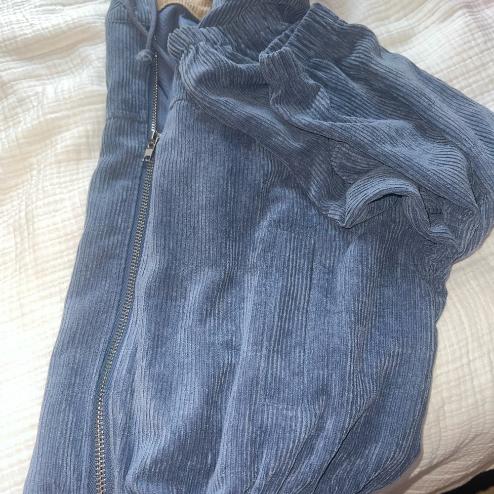 Hem And Threads - image 3